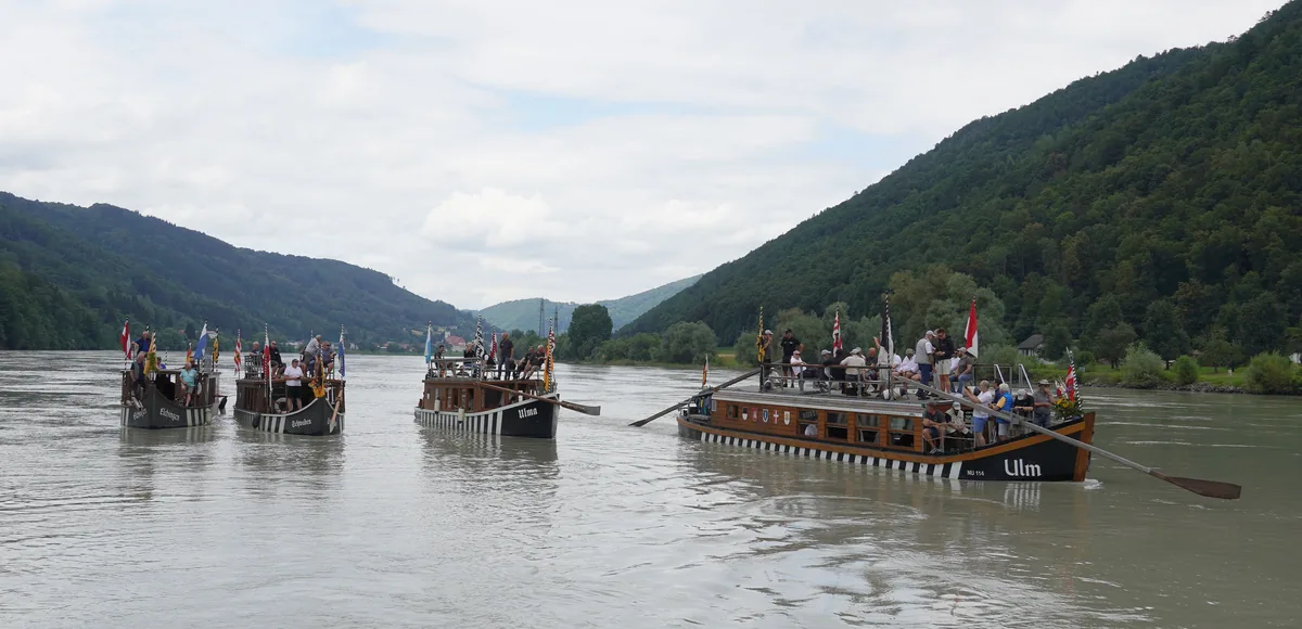 Die Gesellschaft der Donaufreunde auf der Donau